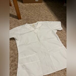 wonder, wink, white short sleeve scrub top with lots of pockets size sm